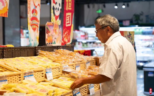 中秋佳節臨近，各式月餅搶“鮮”上市，食品市場迎來銷售熱潮