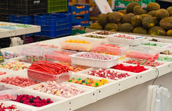 甜蜜的街市風景 街頭糖果市場的魅力與挑戰